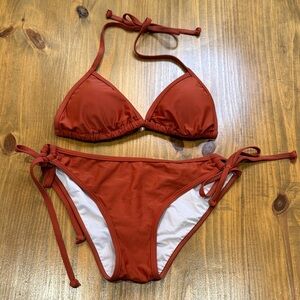 Rust colored triangle top bikini top with side tie bottoms NWOT women’s swimwear